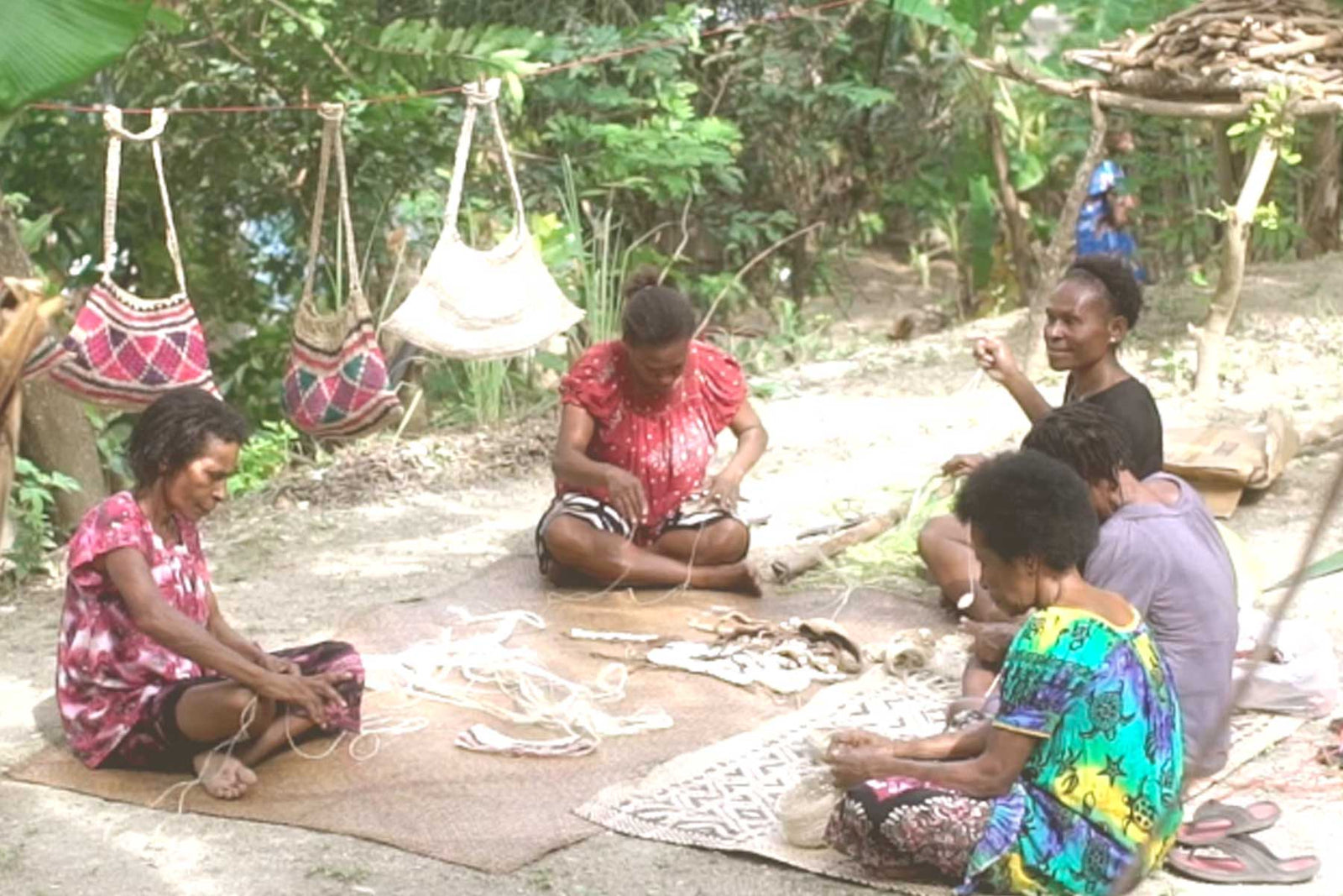 Bilum and Bilas artisans weaving bilums together in a circle